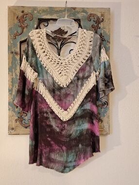 Umgee Crochet V‑Neck Tie‑Dye Tunic in Purple/Teal/ Black/Cream. NWOT Size Small
